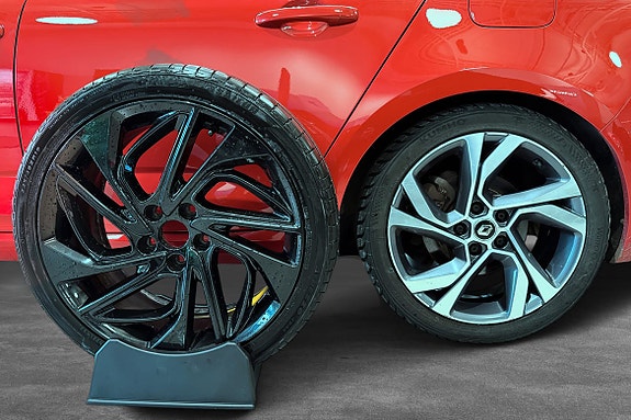 18” Magny Cours‑felgene gir et kraftfullt og elegant uttrykk – typisk for Renaults RS‑Line toppmodeller.
