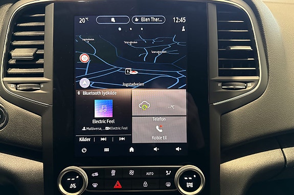 Den store 9,3” EASYLINK‑skjermen gir et moderne førermiljø med klar grafikk og intuitive funksjoner. Det er Bluetooth i bilen.