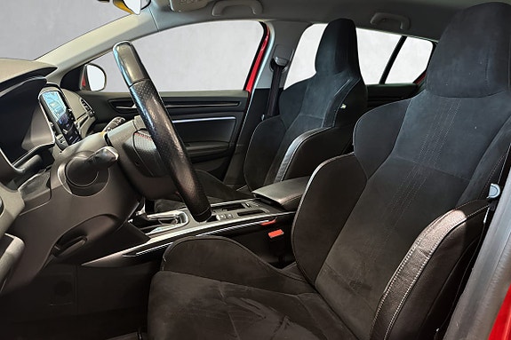 RS‑Line sportsseter i Alcantara gir både fører og passasjer en premium sitteopplevelse med god støtte.