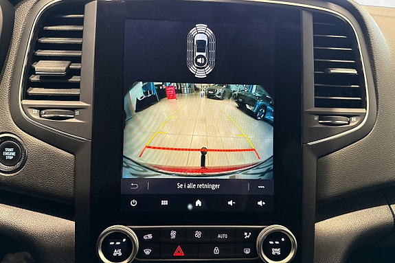 Ryggekameraet gir presis oversikt og gjør parkering trygg og enkel.