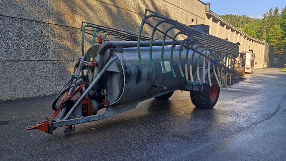 Tankvogn med slangespreder og store 700-hjul (Trelleborg)