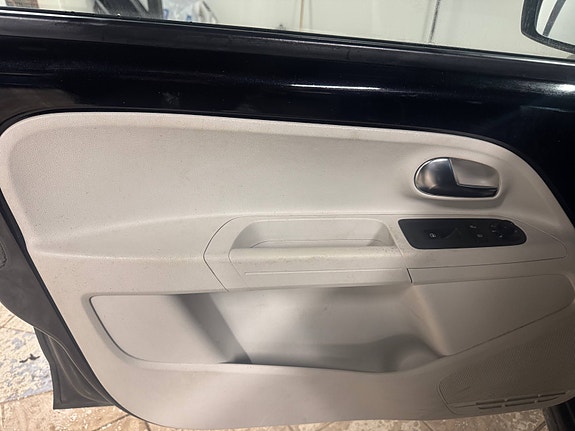Volkswagen UP! 7 of 29