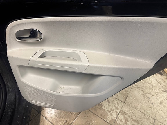Volkswagen UP! 14 of 29