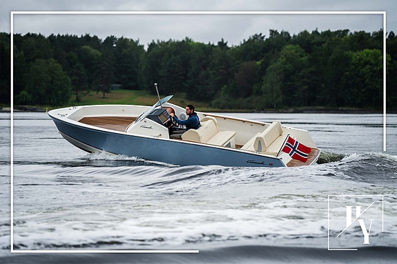 Kommer for salg: Cormate SU23 - V8 350HK Bravo 1 - Kun ca. 100 timer