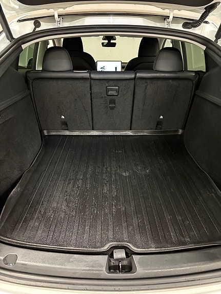 Tesla Model Y 12 of 18