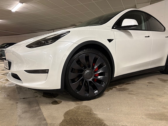 Tesla Model Y 5 of 18