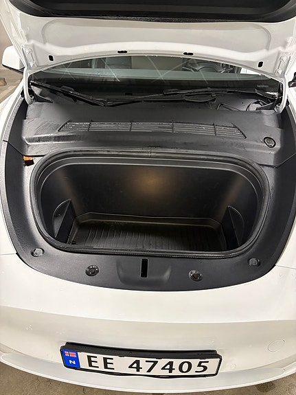 Tesla Model Y 13 of 18