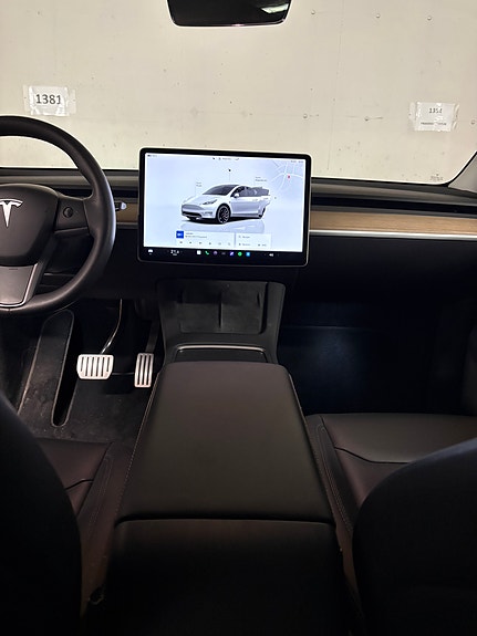Tesla Model Y 15 of 18