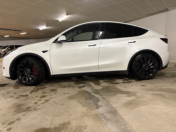 Tesla Model Y 10 of 18
