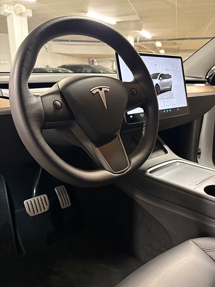 Tesla Model Y 14 of 18