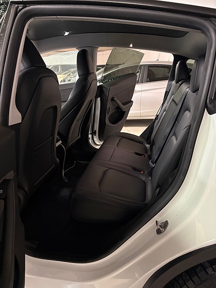 Tesla Model Y 16 of 18
