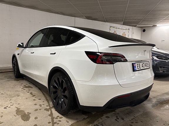 Tesla Model Y 4 of 18