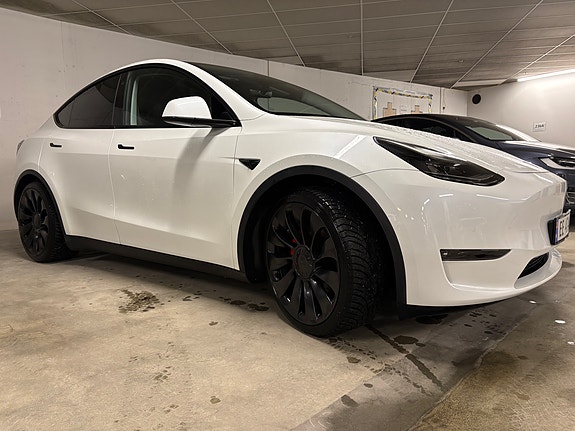 Tesla Model Y 2 of 18