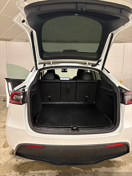 Tesla Model Y 11 of 18