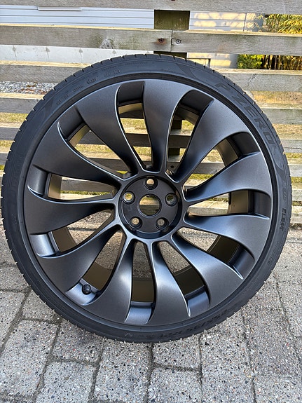 Tesla Model Y 17 of 18