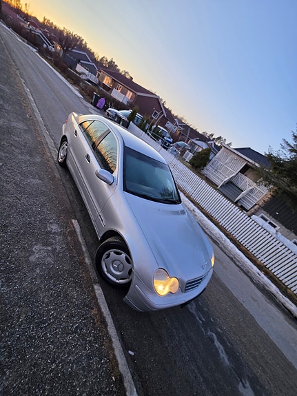 Mercedes-Benz C180 10 of 23
