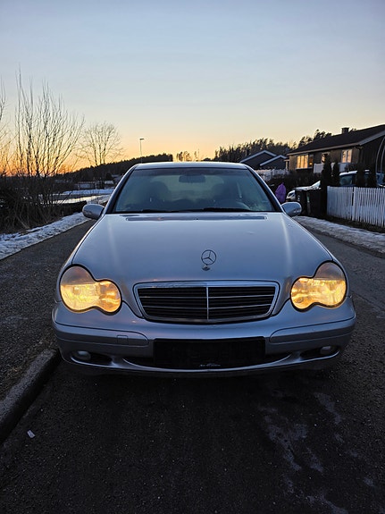 Mercedes-Benz C180 9 of 23