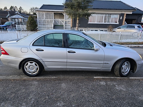 Mercedes-Benz C180 8 of 23