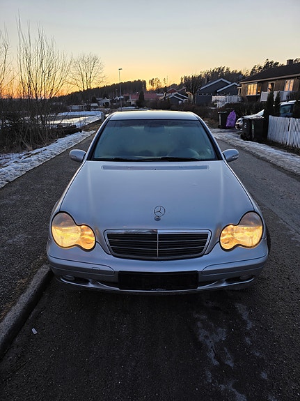Mercedes-Benz C180 2 of 23