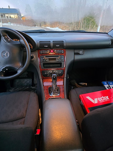 Mercedes-Benz C180 16 of 23