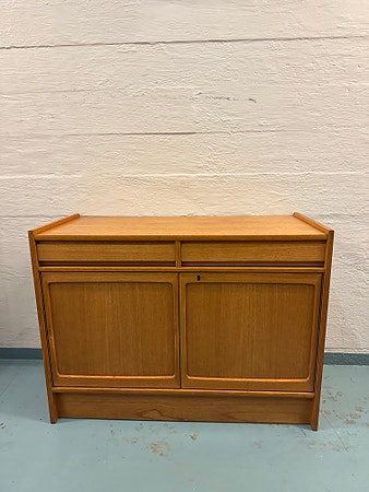 Nydelig lav vintage skjenk i teak perfekt til tv eller platespiller og vinyl