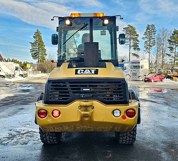 Cat 908 H2 hjullaster, 2014 mod, 6000 timer, 2 Skuffer, BM-FESTE, Hydraulikkuttak og strømuttak foran, Nylig sertifisert. 4 of 5