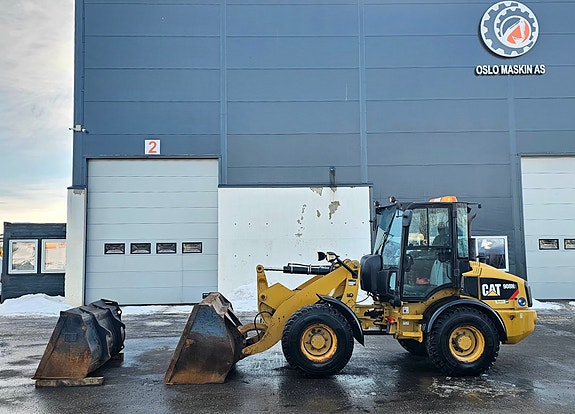 Cat 908 H2 hjullaster, 2014 mod, 6000 timer, 2 Skuffer, BM-FESTE, Hydraulikkuttak og strømuttak foran, Nylig sertifisert. 2 of 5