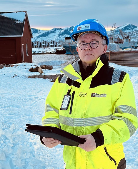 Daglig leder Trond Victor på befaring - godt synlig ute på befaring.