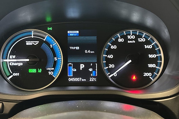 Digitalt display med ladestatus og kjøredata for effektiv drift.