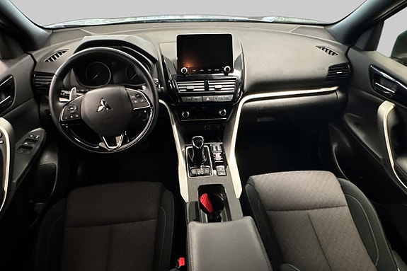Oversiktlig cockpit med intuitiv touchskjerm og nøkkelfri start.