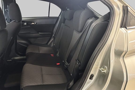 Romslig baksete med ISOFIX for trygg barnesikring.