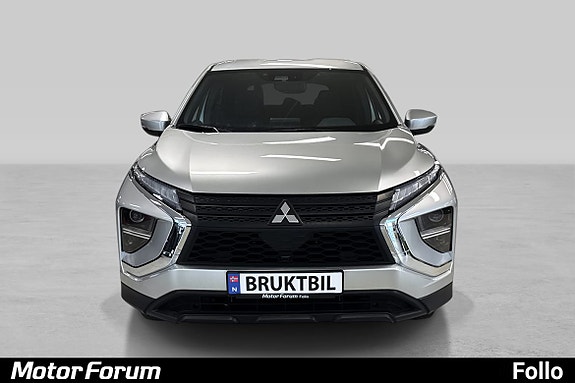 Tøff front med markant grill og energieffektive LED-lys.