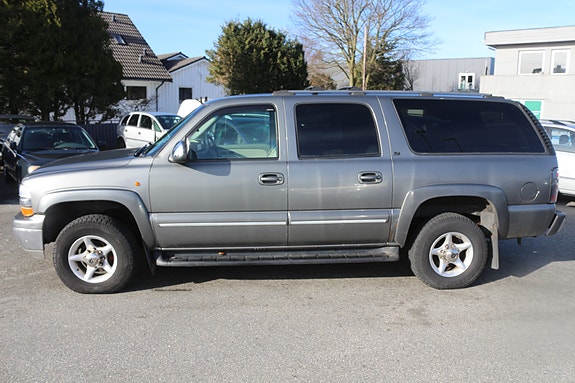 Chevrolet Suburban 7 of 16