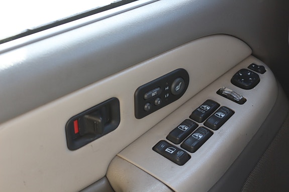 Chevrolet Suburban 14 of 16