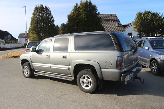 Chevrolet Suburban 6 of 16