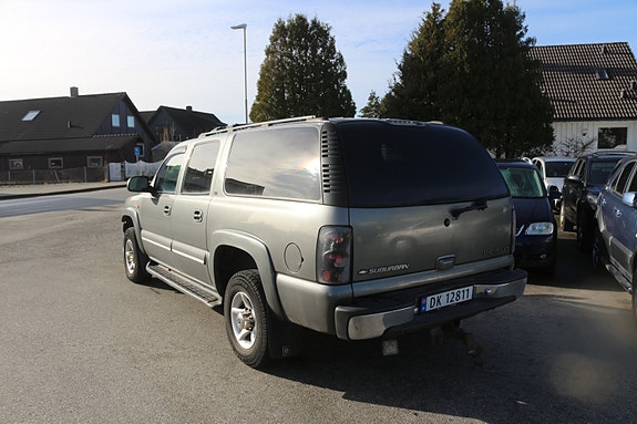 Chevrolet Suburban 8 of 16