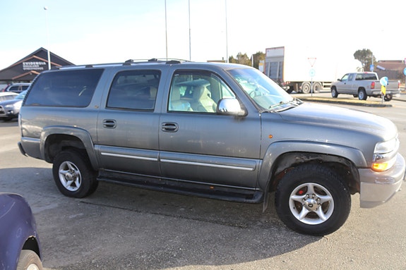 Chevrolet Suburban 5 of 16