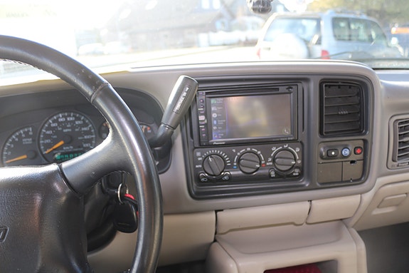 Chevrolet Suburban 13 of 16