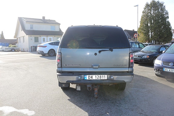Chevrolet Suburban 10 of 16