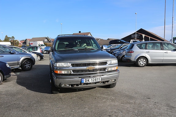 Chevrolet Suburban 2 of 16