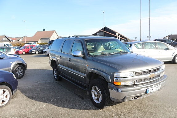 Chevrolet Suburban 4 of 16