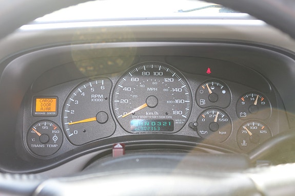 Chevrolet Suburban 11 of 16