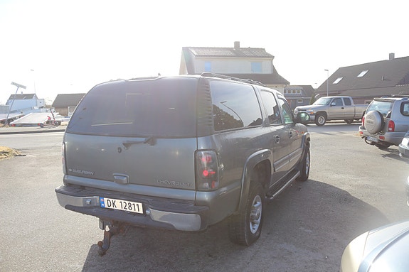 Chevrolet Suburban 9 of 16