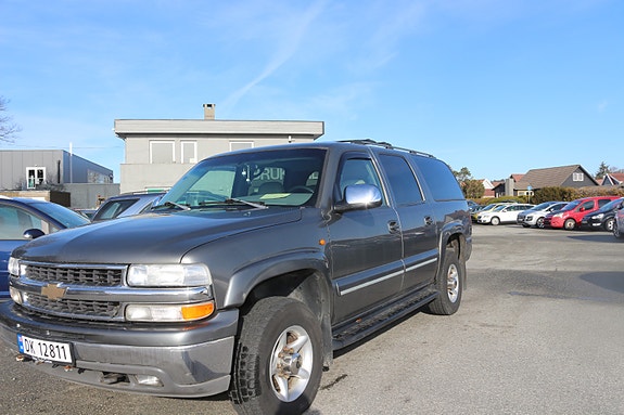 Chevrolet Suburban 3 of 16