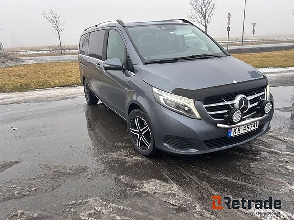 Mercedes-Benz V250 2 of 5