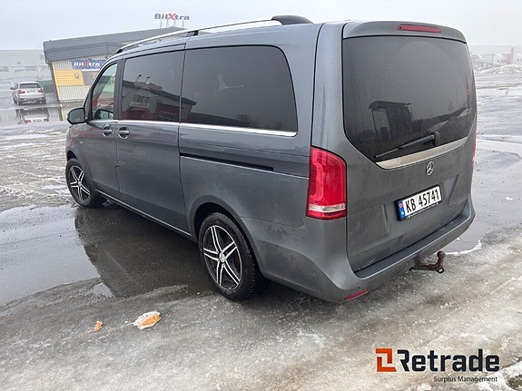 Mercedes-Benz V250 4 of 5