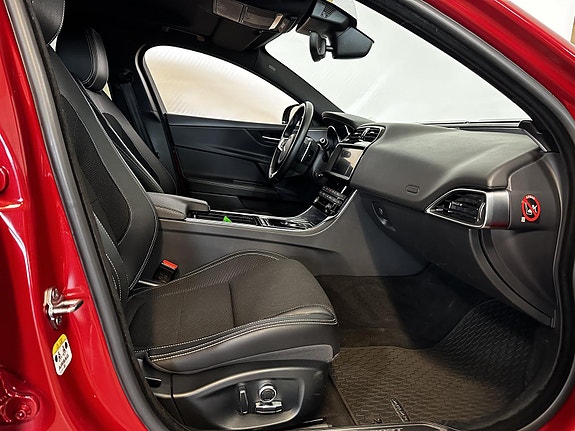 Jaguar XE 12 of 21