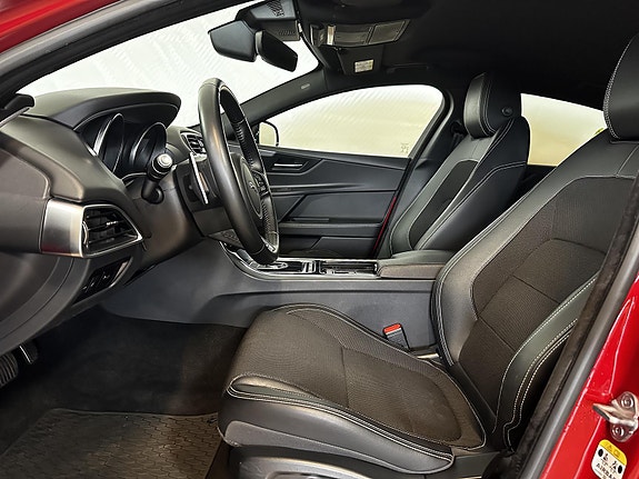 Jaguar XE 10 of 21