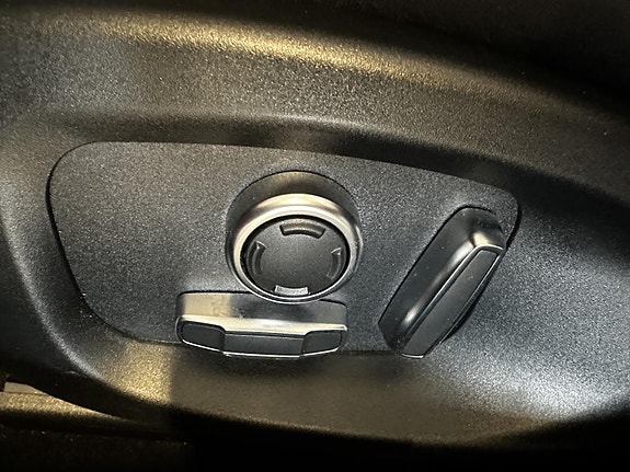 Jaguar XE 14 of 21