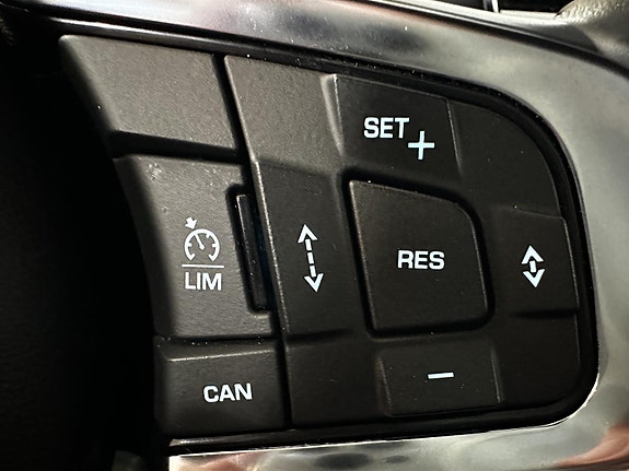 Jaguar XE 19 of 21